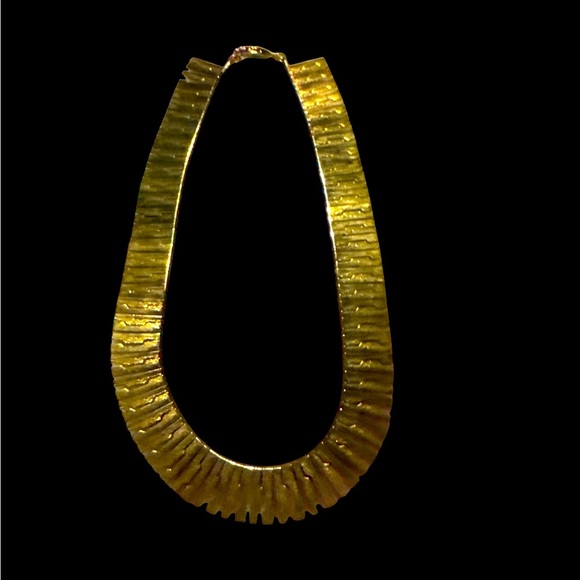 Elegant Gold Necklace - Picture 1 of 3